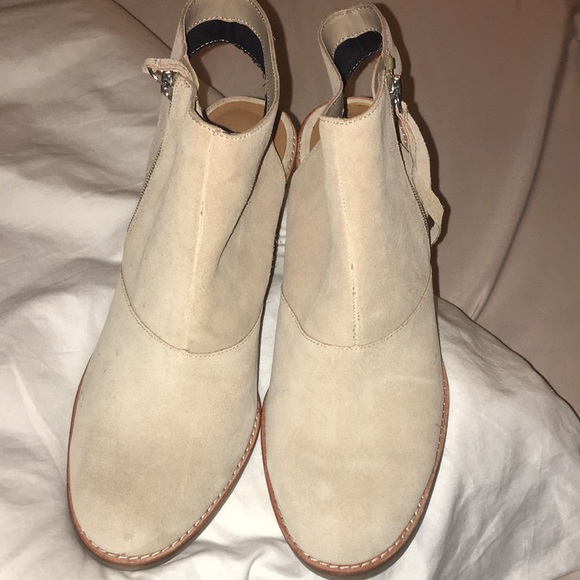 DOLCE VITA
Daylon Suede Bootie - Picture 2 of 11